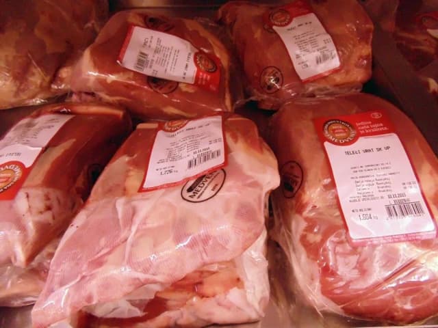 CCA2KG TELEĆI VRAT S KOSTIMA V